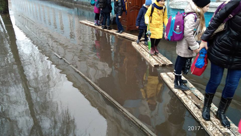 "Позор": в Сумской области детям приходится "заплывать" в школу