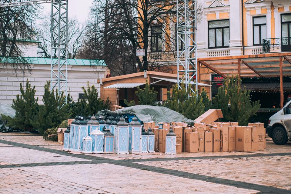 В Киеве новогоднюю елку нарядили первыми украшениями