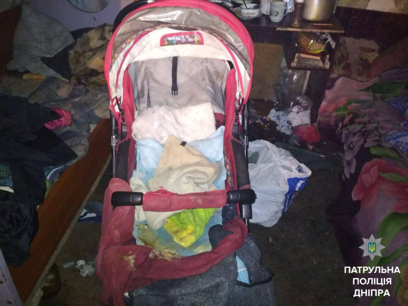 Полиция в шоке: в Днепре горе-мать держала в жутких условиях пятерых детей (фото)