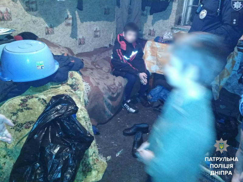Полиция в шоке: в Днепре горе-мать держала в жутких условиях пятерых детей (фото)