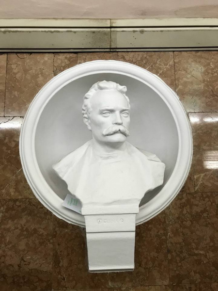 Киевский метрополитен удивил пассажиров неожиданными подарками (фото)