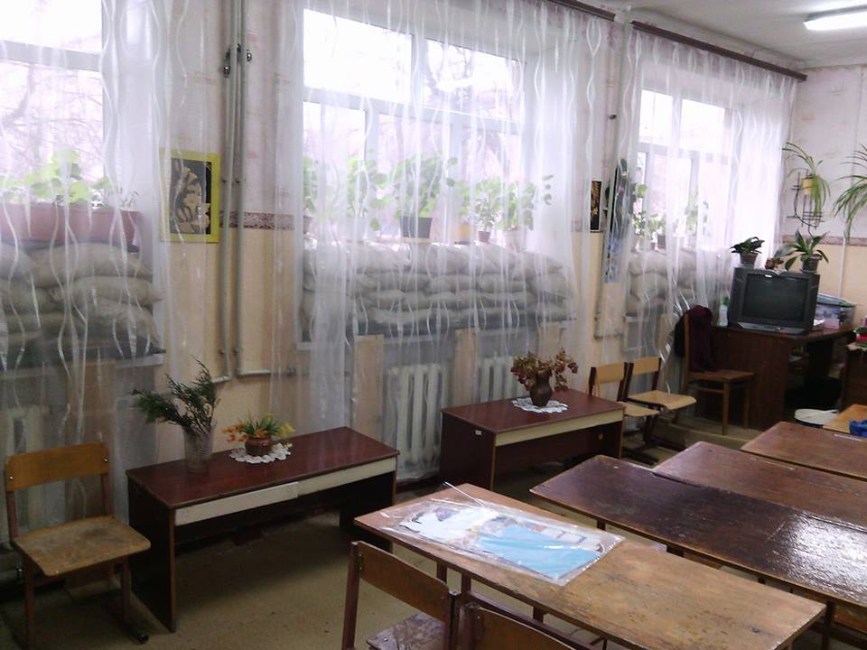 "Сами снимают растяжки": волонтер рассказал, в каких условиях учатся школьники на Донбассе