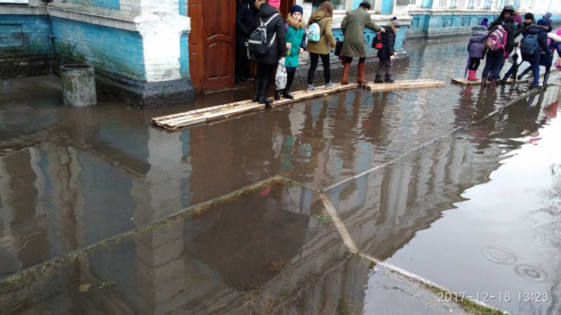 "Позор": в Сумской области детям приходится "заплывать" в школу