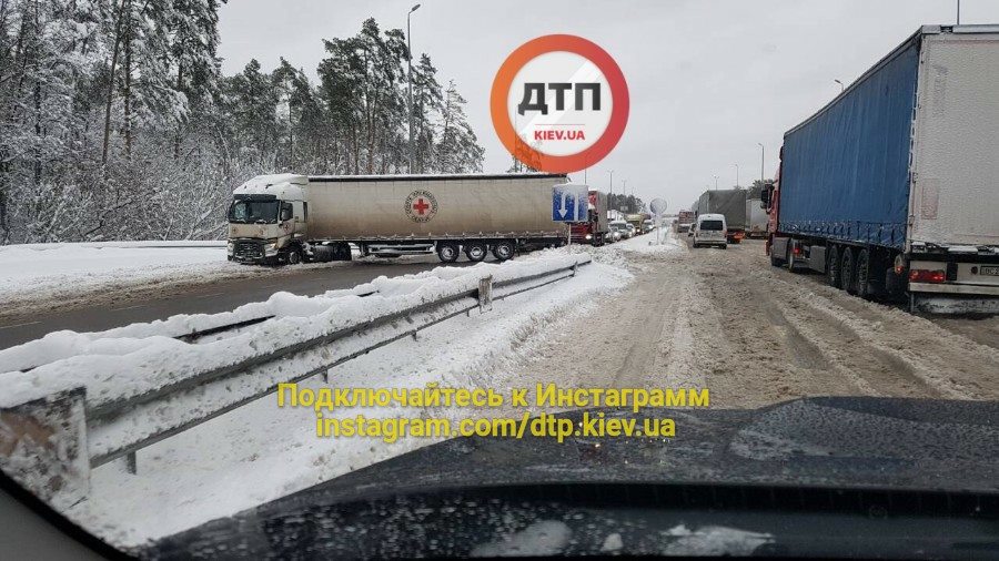Под Киевом фура перекрыла въезд в столицу (фото)