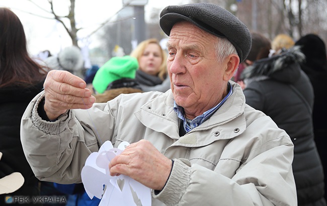 В пам'ять про Небесну Сотню: в центрі Києва розвісили паперових ангелів (фоторепортаж)