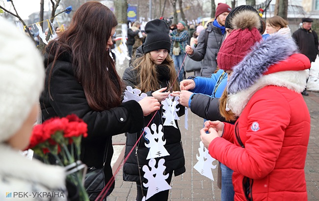 В пам'ять про Небесну Сотню: в центрі Києва розвісили паперових ангелів (фоторепортаж)