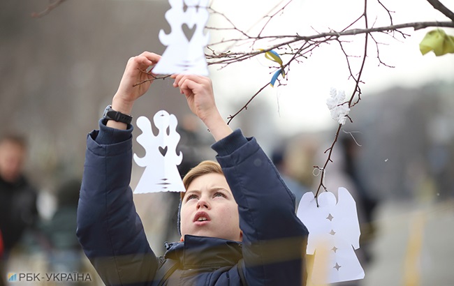 В пам'ять про Небесну Сотню: в центрі Києва розвісили паперових ангелів (фоторепортаж)