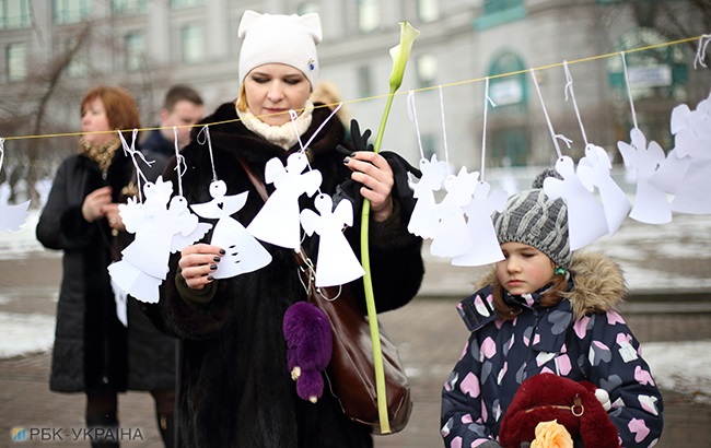 В пам'ять про Небесну Сотню: в центрі Києва розвісили паперових ангелів (фоторепортаж)