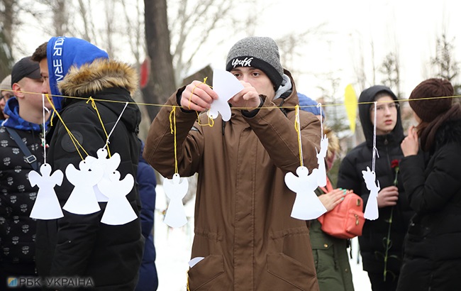 В пам'ять про Небесну Сотню: в центрі Києва розвісили паперових ангелів (фоторепортаж)