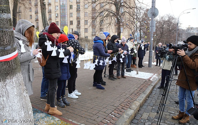В пам'ять про Небесну Сотню: в центрі Києва розвісили паперових ангелів (фоторепортаж)