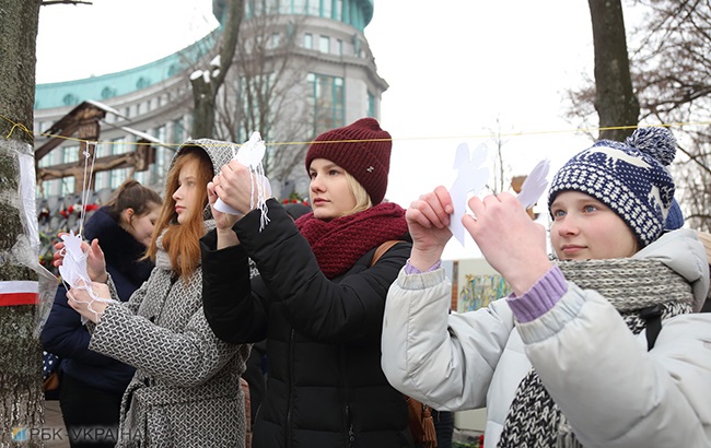 В пам'ять про Небесну Сотню: в центрі Києва розвісили паперових ангелів (фоторепортаж)