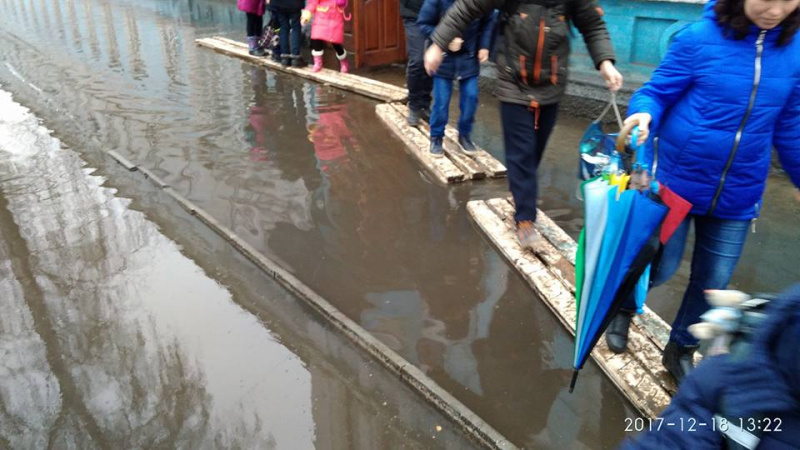 "Позор": в Сумской области детям приходится "заплывать" в школу