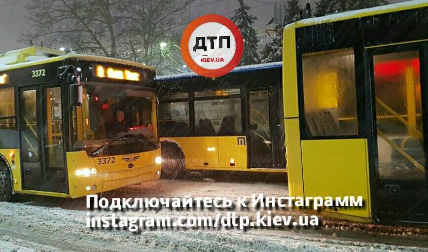 Снегопад в Киеве парализовал движение транспорта