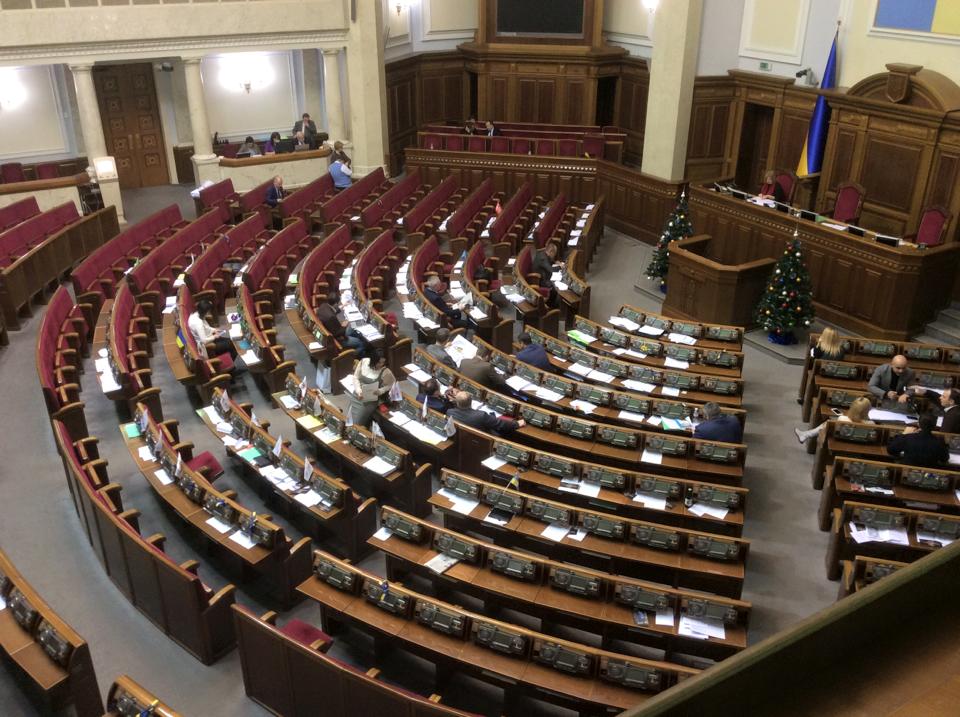 &quot;Наработались&quot;: в сети показали, как депутаты устроили себе &quot;неформальные каникулы&quot;