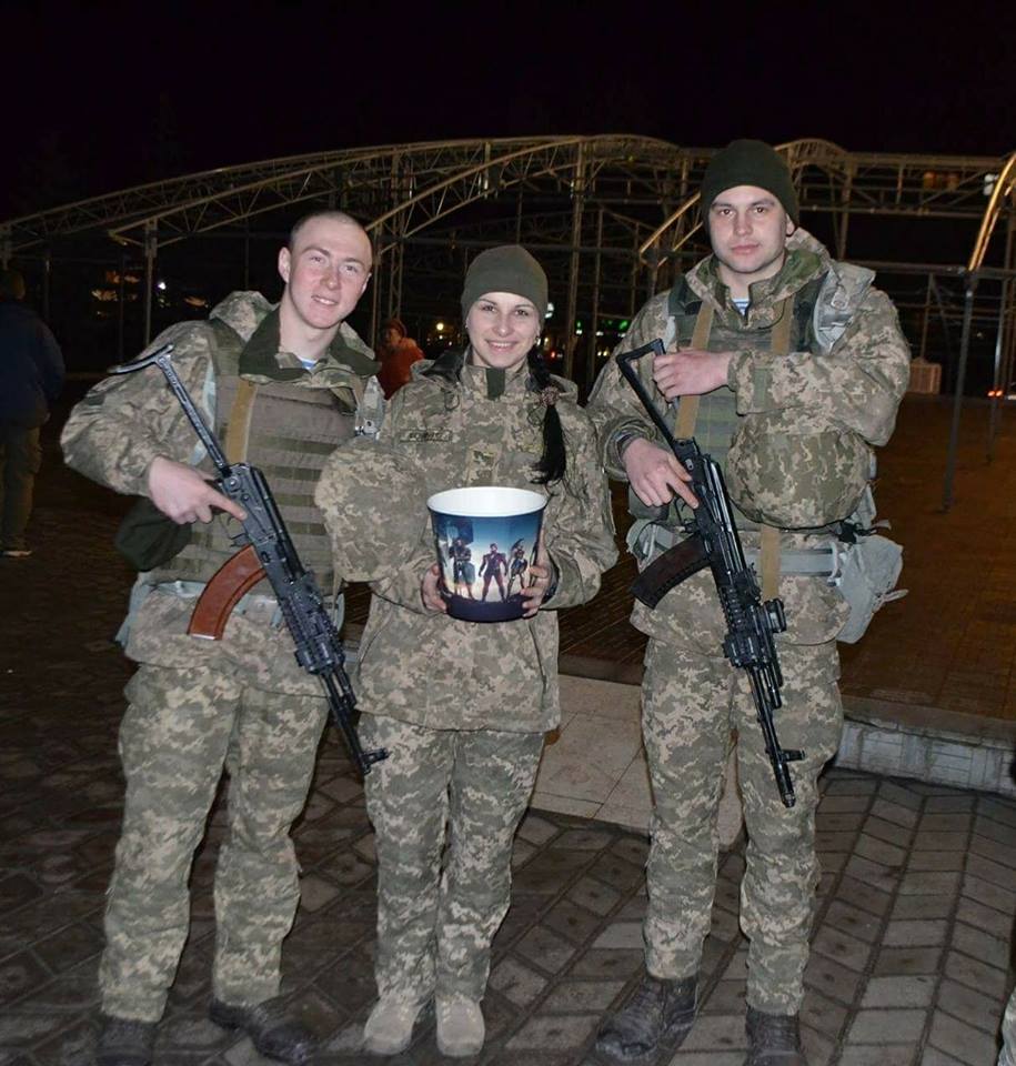 "В свои 19 ушла на войну": в сети рассказали о девушке, спасающей бойцов в АТО