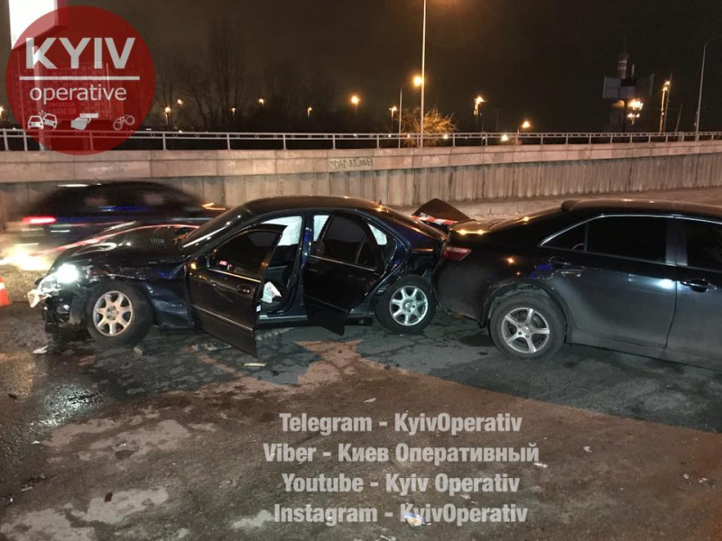 У Києві переслідування підозрілого автомобіля закінчилося масштабною аварією