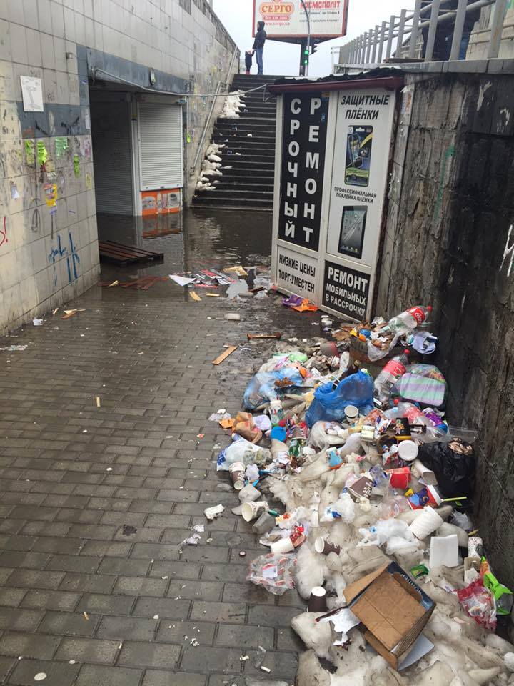 "Куча растет": жители Киева шокированы горами мусора в подземных переходах