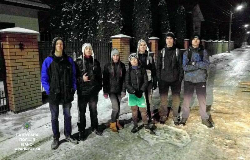 В Івано-Франківську школярі зловили і затримали злодія (фото)