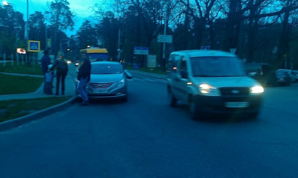 У Бучі шахрай кидався під машини, щоб "розвести" на гроші