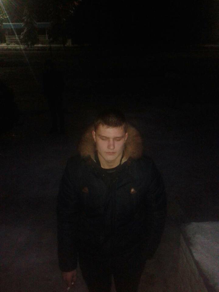 "Спіймали на гарячому": в Чернігівській області два хлопця намагалися вкрасти іграшки з місцевою ялинки