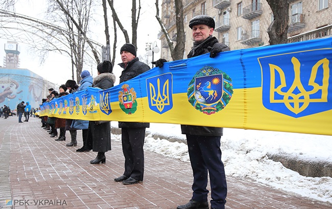 День Соборності: у Києві розгорнули найдовший прапор України (фоторепортаж)
