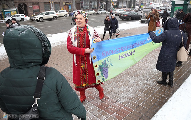 День Соборності: у Києві розгорнули найдовший прапор України (фоторепортаж)