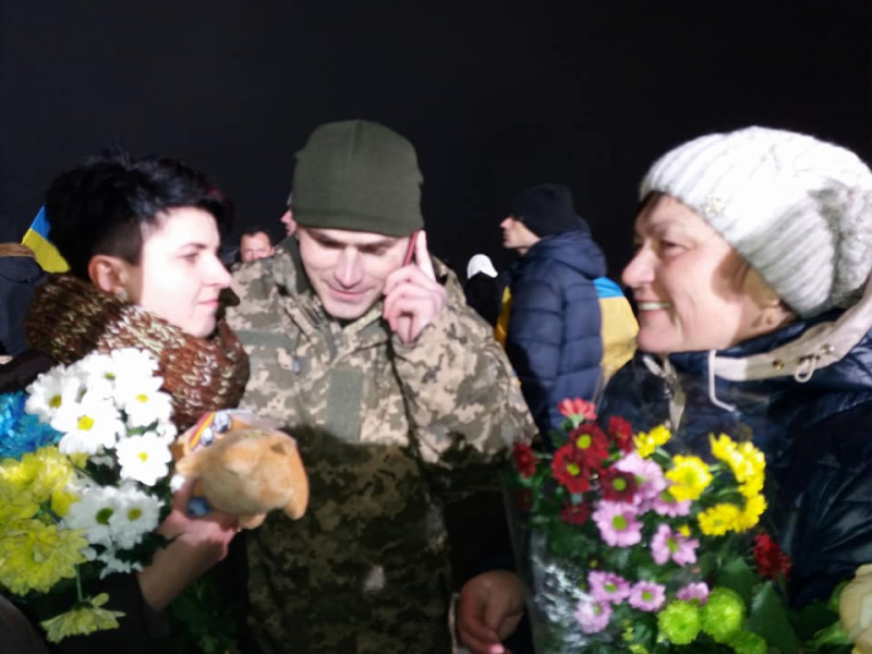 "Схуд на 25 кілограмів": сумчани розповіли, як зустрічали свого земляка, який повернувся з полону бойовиків (фото)