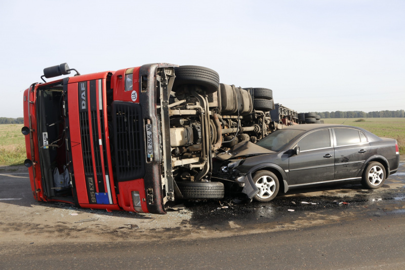 Під Києвом легковик врізався в перевернуту фуру (фото, відео)