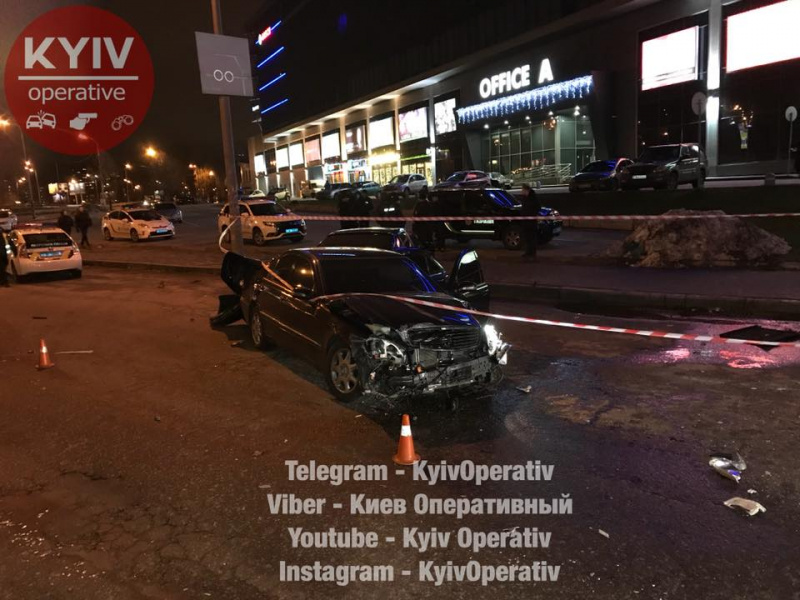 У Києві переслідування підозрілого автомобіля закінчилося масштабною аварією