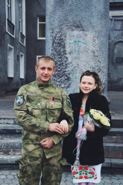 Познакомились в бою: на Донбассе легендарный боец АТО женился на парамедике (фото)