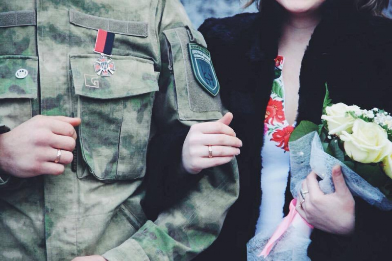 Познакомились в бою: на Донбассе легендарный боец АТО женился на парамедике (фото)