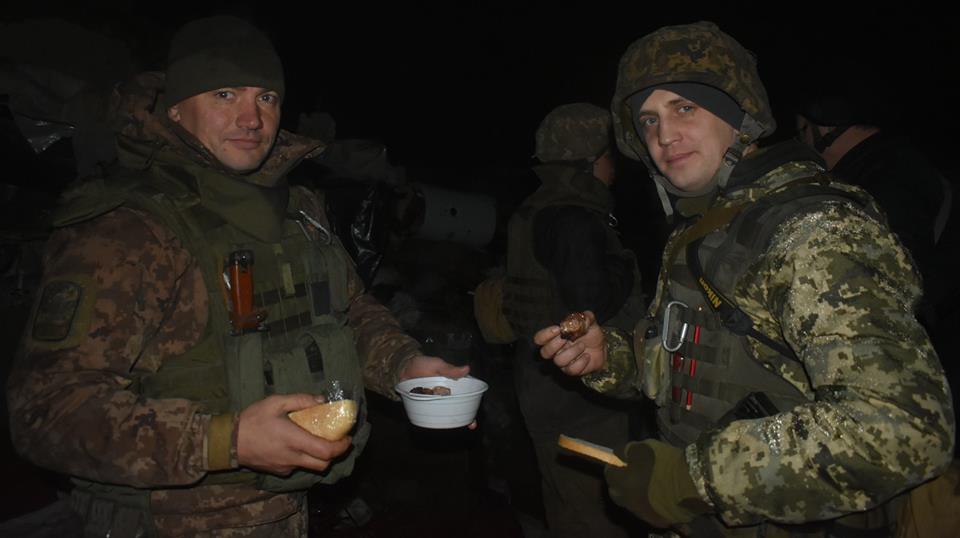 &quot;Оливье и обстрелы&quot;: в сети показали праздничный стол украинских защитников на передовой (фото, видео)