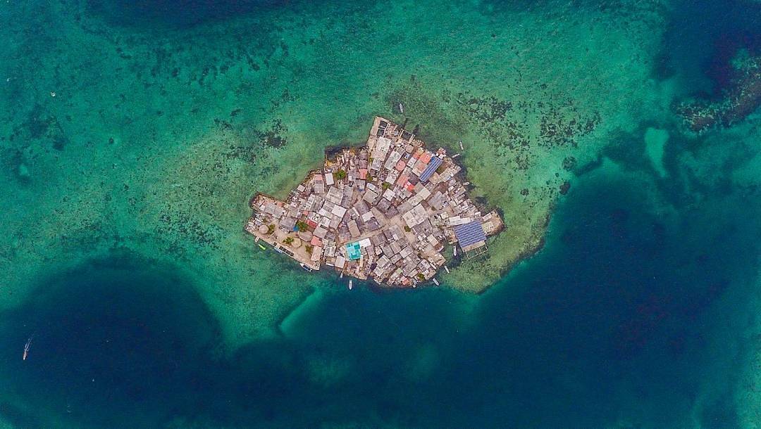 Самый густонаселенный остров в мире: впечатляющие фото и видео