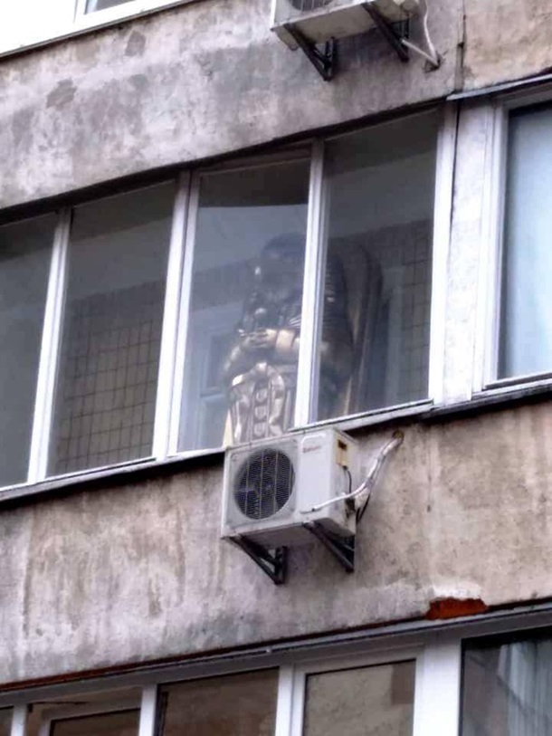 У Києві на балконі помітили "єгипетський саркофаг": зайняв весь простір