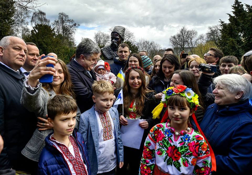 Літав на винищувачі і втішав школяра: Порошенко показав свої кращі фото 2017 року