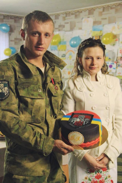 Познакомились в бою: на Донбассе легендарный боец АТО женился на парамедике (фото)