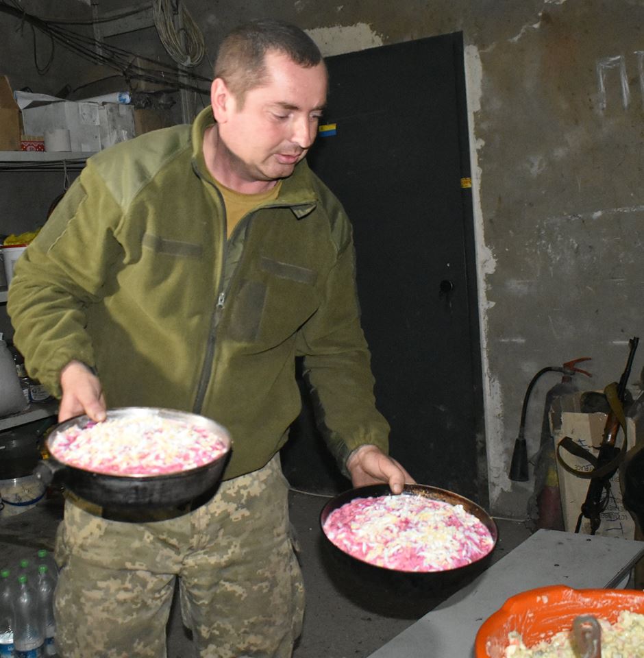 "Оливье и обстрелы": в сети показали праздничный стол украинских защитников на передовой (фото, видео)