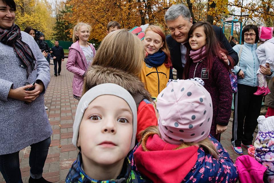 Літав на винищувачі і втішав школяра: Порошенко показав свої кращі фото 2017 року