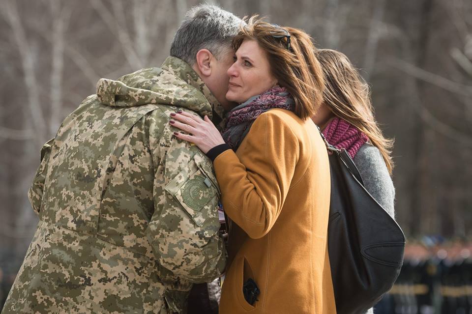 Літав на винищувачі і втішав школяра: Порошенко показав свої кращі фото 2017 року