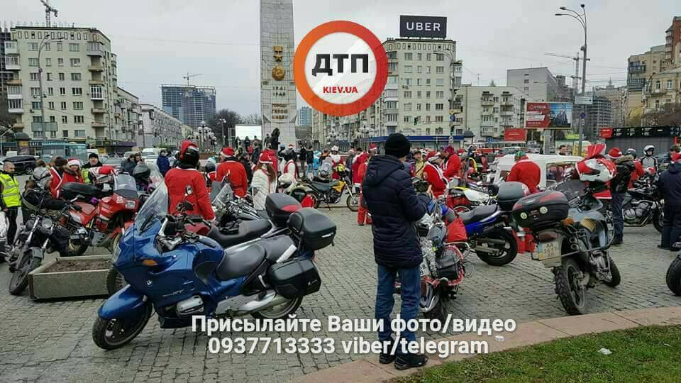 З Новим роком!: до Києва з'їхалися Діди Морози на байках (фото)