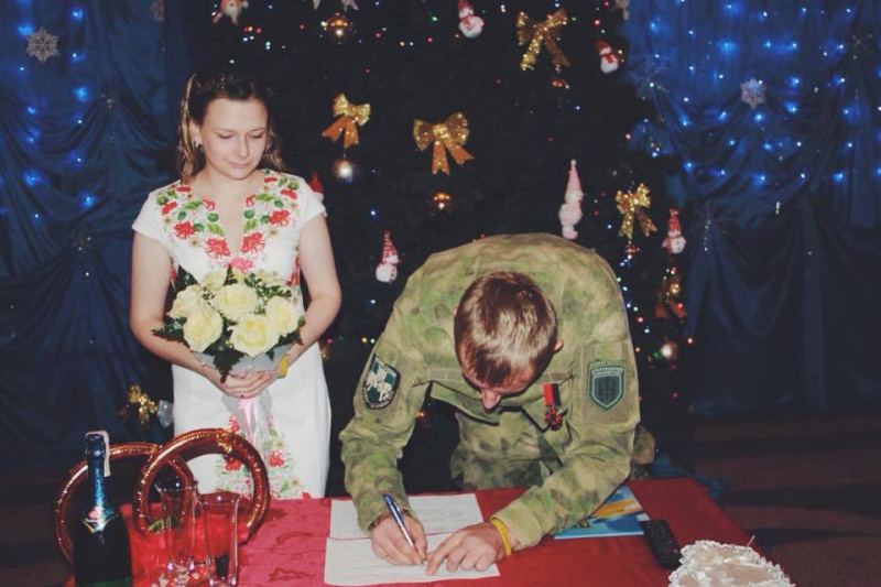 Познакомились в бою: на Донбассе легендарный боец АТО женился на парамедике (фото)