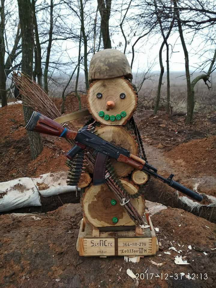 &quot;Креативненько&quot;: бойцы АТО на передовой сделали оригинального &quot;снеговика&quot; (фото)