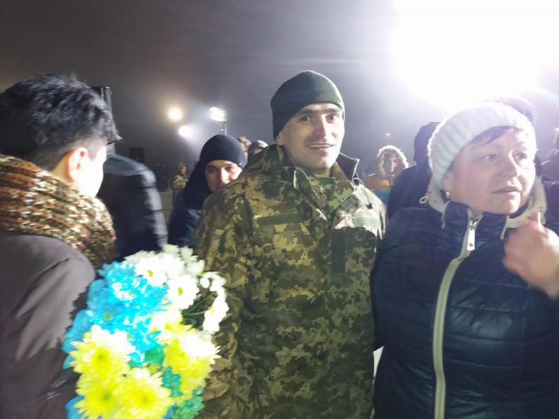 "Схуд на 25 кілограмів": сумчани розповіли, як зустрічали свого земляка, який повернувся з полону бойовиків (фото)