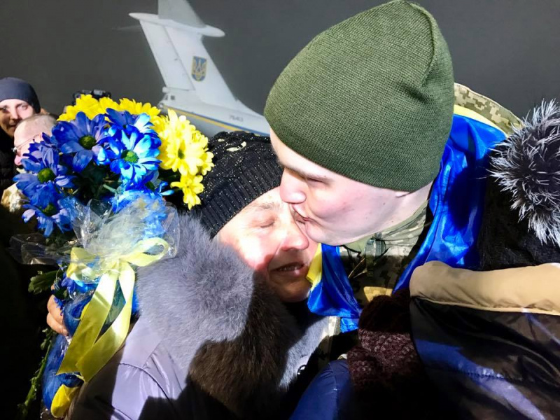 "Навіть ворогу такого не побажаю": волинянин емоційно подякував за звільнення з полону (фото, відео)