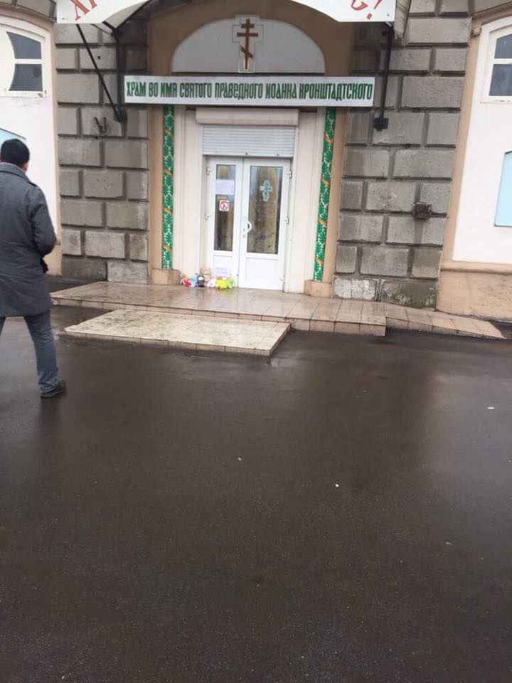 В Запорожье люди приносят куклы к церкви УПЦ МП, где отказались отпевать погибшего ребенка