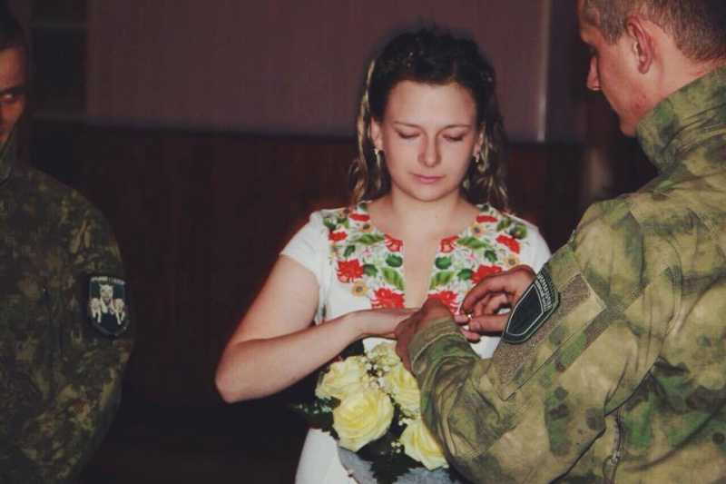 Познакомились в бою: на Донбассе легендарный боец АТО женился на парамедике (фото)