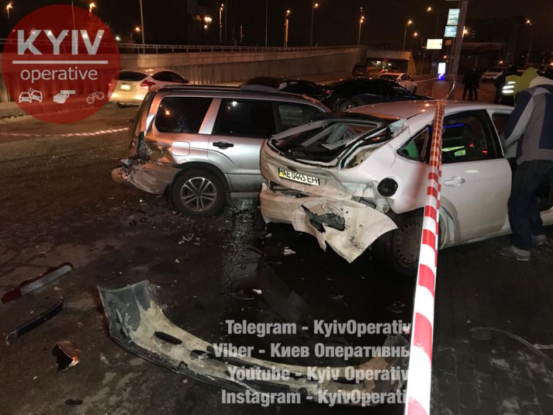 У Києві переслідування підозрілого автомобіля закінчилося масштабною аварією