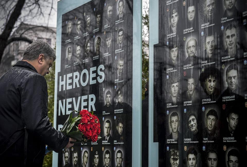 Літав на винищувачі і втішав школяра: Порошенко показав свої кращі фото 2017 року