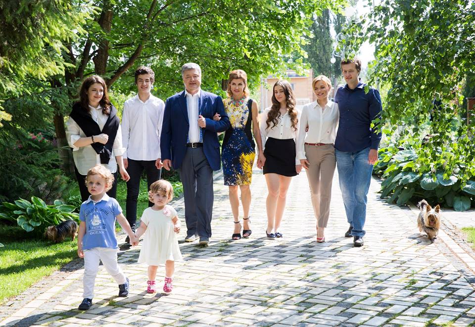 Летал на истребителе и утешал школьника: Порошенко показал свои лучшие фото 2017 года