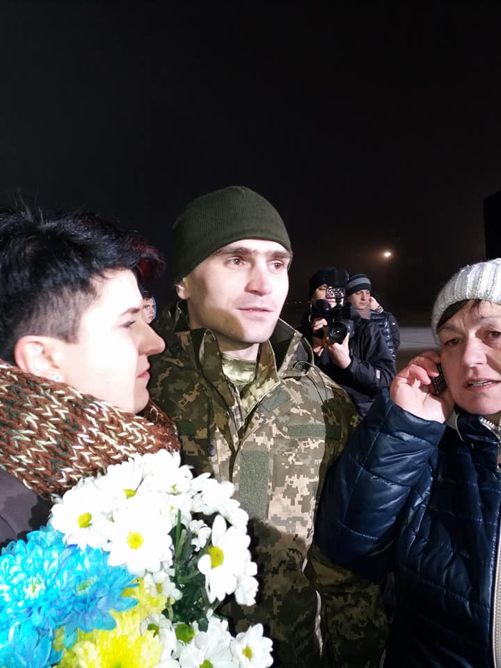 "Схуд на 25 кілограмів": сумчани розповіли, як зустрічали свого земляка, який повернувся з полону бойовиків (фото)